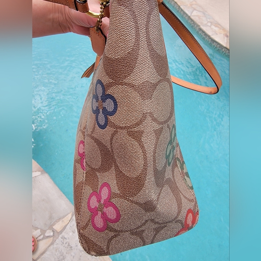 Coach Classic Peyton Clover Tote - Picture 9 of 15